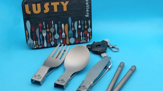 Lusty, light & compact Ti cutlery with UVC sanitizer